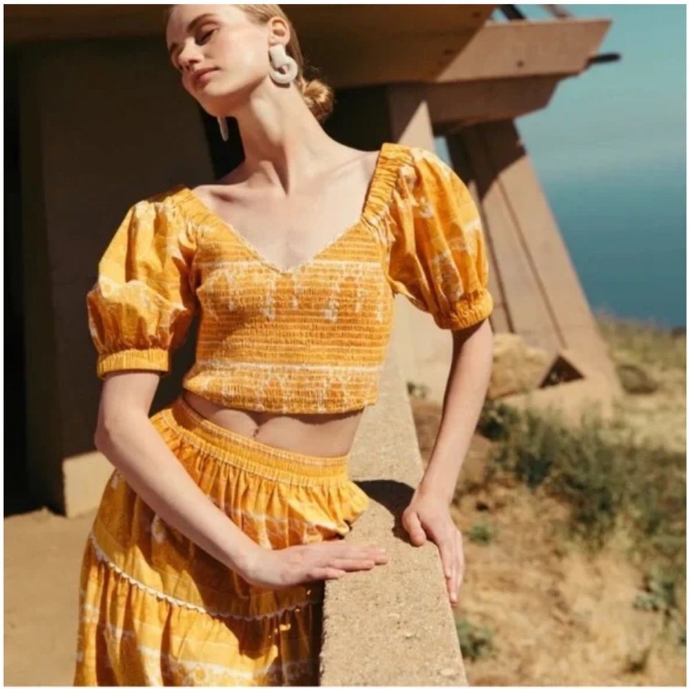 CLEOBELLA Everly Yellow Smocked Puff Sleeve Crop Top - Picture 2 of 11